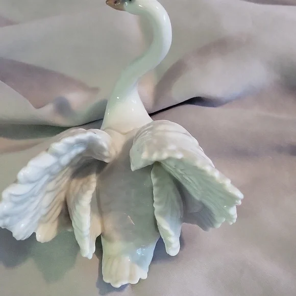 Elegant White Porcelain Swan Figurine. LLADRO - Picture 2 of 5